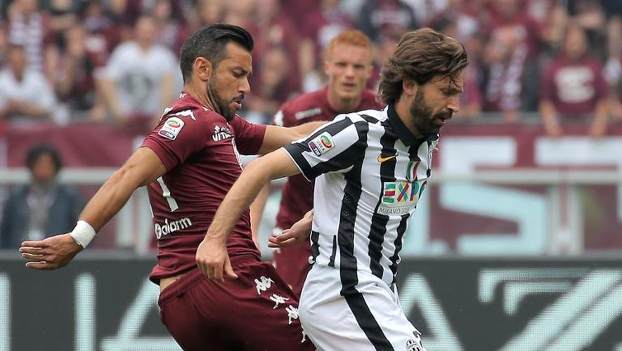 Le milieu de la Juventus, Andrea Pirlo (d), à la lutte avec l'attaquant du Torino, Fabio Quagliarella,  en match de Serie A, le 26 avril 2015 à Turin