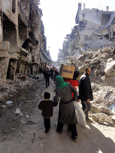Des réfugiés du camp palestinien de Yarmouk reçoivent de l'aide alimentaire, le 1er février 2014 au sud de Damas