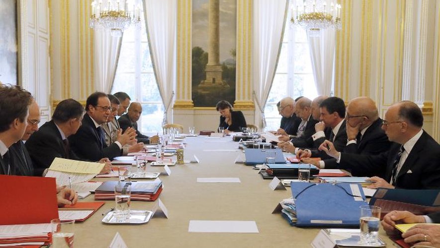 Le président Francois Hollande (4e g) entouré de ses ministres, présente la loi de programmation militaire le 29 avril 2015 à l'Elysée