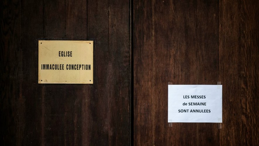 Les portes fermées de l'église de l'"Immaculée conception à Lyon, le 15mars 2016