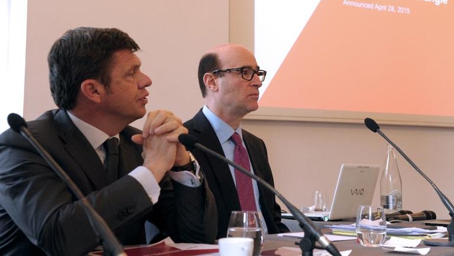 Le Pdg de Norbert Dentressangle Hervé Montjotin (g) et celui de XPO Logistics Bradley Jacobs (d) lors d'une conférence de presse à Paris le 29 avril 2015