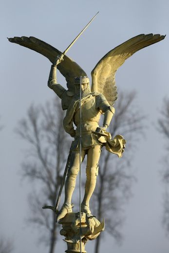 La statue de l'archange hélitreuillé depuis l'abbaye du Mont Saint-Michel est posée sur le sol, le 15 mars 2016