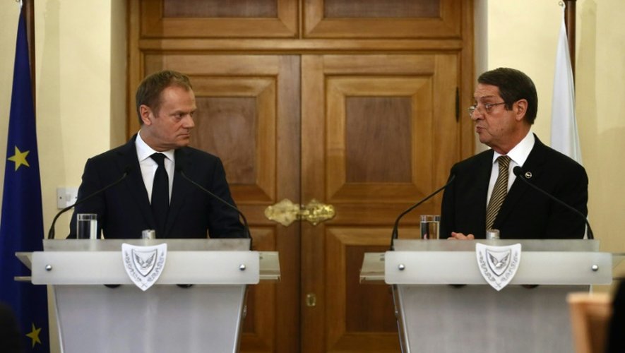 Une photo fournie par le gouvernement chypriote montre le président Anastasiades (à droite) en conférence de presse avec le président du Conseil européen Donald Tusk à Nicosie le 15 mars 2016