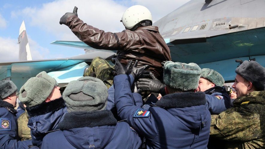 Une photo fournie par le ministère russe de la Défense montrant un pilote de l'armée de l'air de retour de Syrie, salué par ses collègues sur la base aérienne de Voronezh à 580 km au sud-est de Moscou le 15 mars 2016