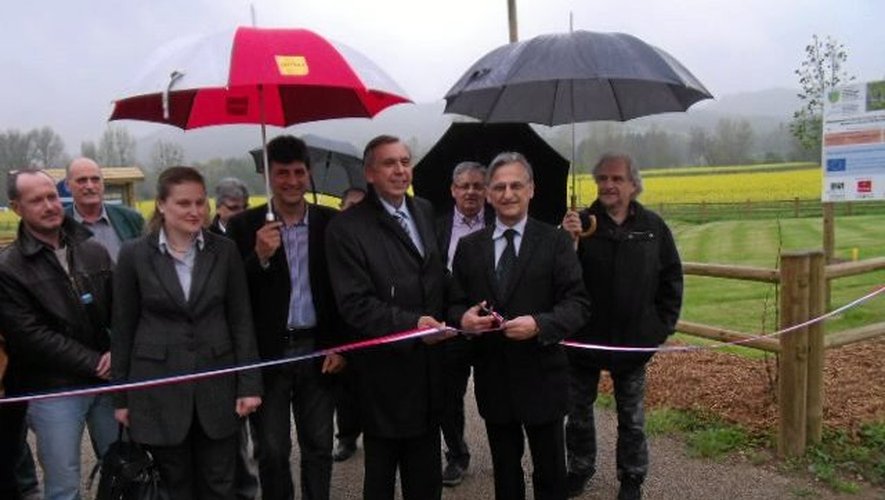 Le maire Bernard Lefebvre, en compagnie de Jean-Claude Luche, Bernard Burguière et d’autres personnalités, ont inauguré la toute nouvelle aire de camping-car située route de Conques.