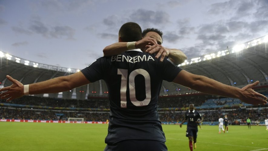 L'attaquant français Karim Benzema, félicité par Mathieu Valbuena, après un but contre le Honduras lors du Mondial, le 15 juin 2014 à Porto Alegre
