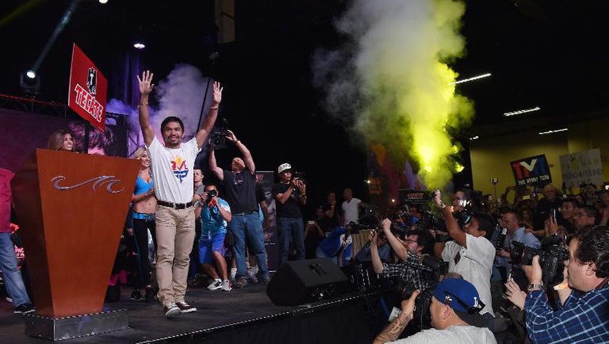 Le Philippin Manny "Pacman" Pacquiao salue ses fans à son arrivée au Mandalay Bay Convention Center, le 28 avril 2015 à Las Vegas