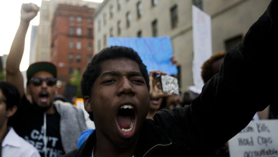 Un manifestant crie lors d'une marche pour réclamer justice après la mort d'un jeune Noir et protester contre les violences policières, à Baltimore le 29 avril 2015