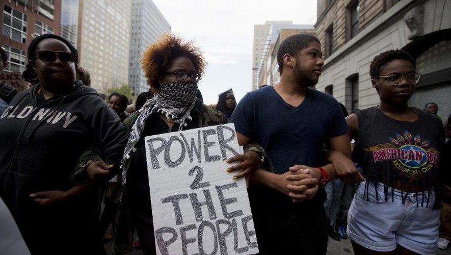Des manifestants contre les violences policières défilent à Baltimore le 29 avril 2015