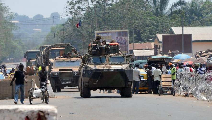 Des soldats français en patrouille, le 25 février 2014 à Bangui