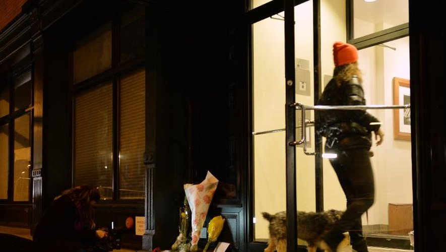 Fleurs posées au pied de l'immeuble où habitait l'acteur décédé Philip Seymour Hoffman, le 3 février à New York