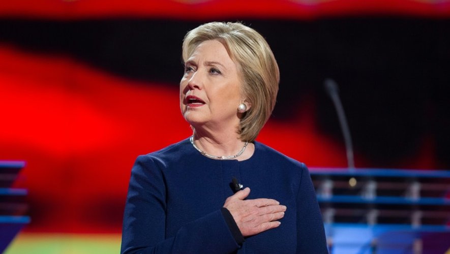 La candidate démocrate aux primaires Hillary Clinton chante l'hymne national dans le Michigan le 6 mars 2016