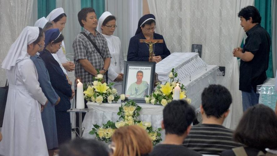Des proches sont rassemblés autour du cercueil du Brésilien Rodrigo Gularte, exécuté par les autorités indonésiennes le 29 avril 2015 à la mogue de Jakarta