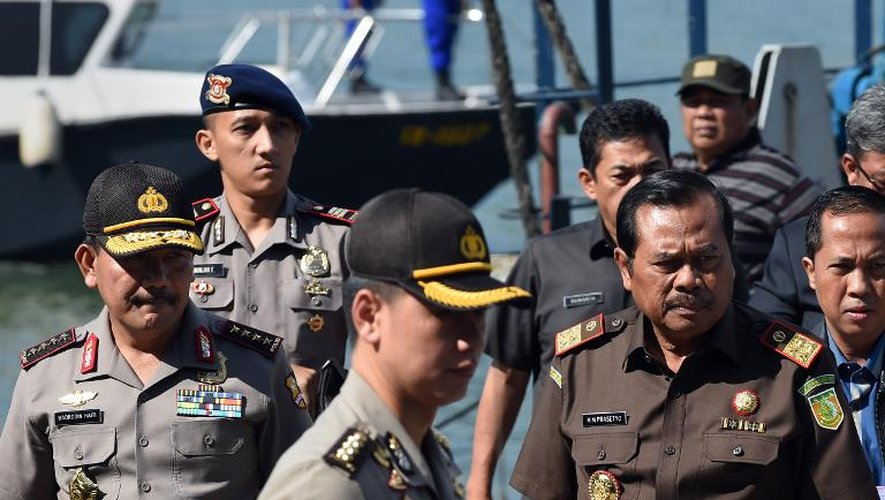 Le procureur général indonésien Muhammad Prasetyo (d) à son arrivée au port de Nusakambangan après l'exécution de sept détenus étrangers le 29 avril 2015