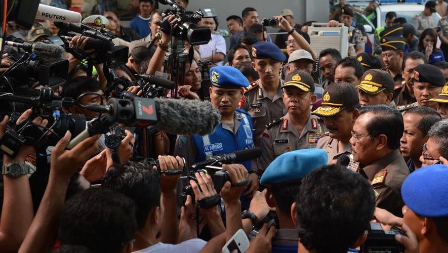 Le procureur général indonésien Muhammad Prasetyo est interviewé dans le port de Nusakambangan après l'exécution de sept détenus étrangers le 29 avril 2015