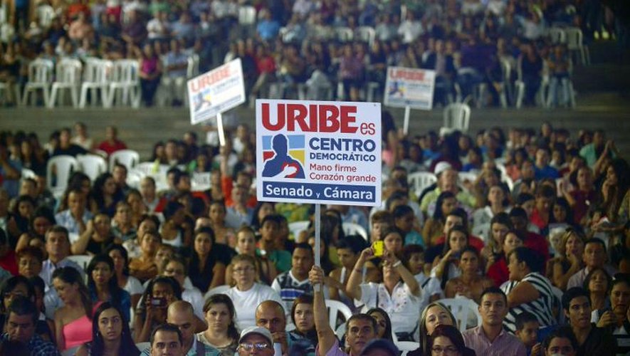 Des sympathisants rassemblés lors d'un meeting de l'ancien président colombien Alvaro Uribe, à Medellin le 2 février 2014