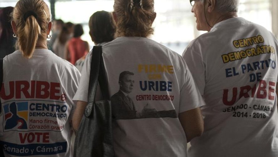 Des sympathisants portent un t-shirt de soutien à l'ancien président colombien Alvaro Uribe, à Medellin le 2 février 2014