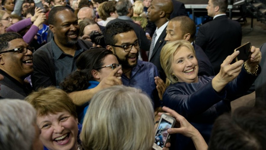 La démocrate Hillary Clinton prend des selfies avec ses partisans, le 12 mars 2016 dans l'Ohio