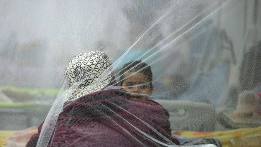 Un enfant dont le lit est entouré d'une moustiquaire à la maternité de Tegucigalpa, le 26 février 2016