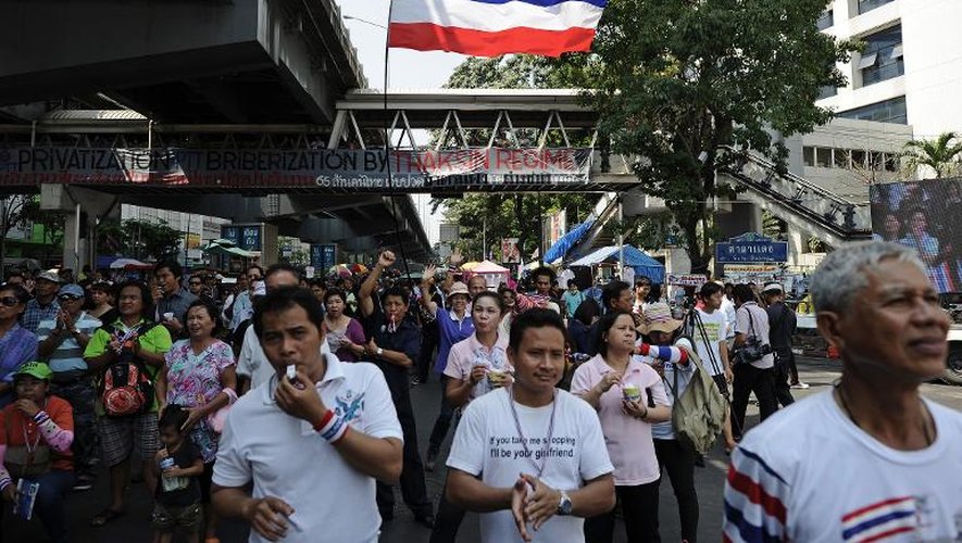 Manifestants antigouvernementaux écoutant le discours d'un de leurs dirigeants, le 4 février 2014 à Bangkok