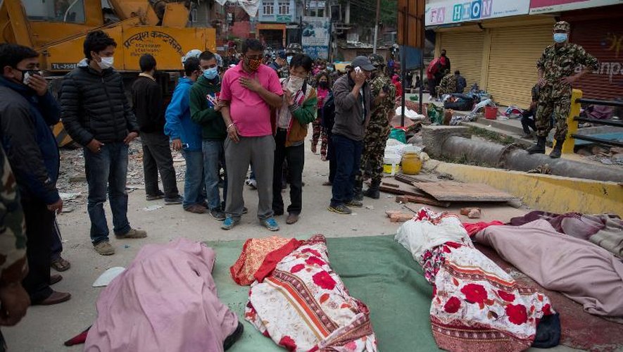 Des corps extraits des décombres du séisme à Katmandou le 29 avril 2015