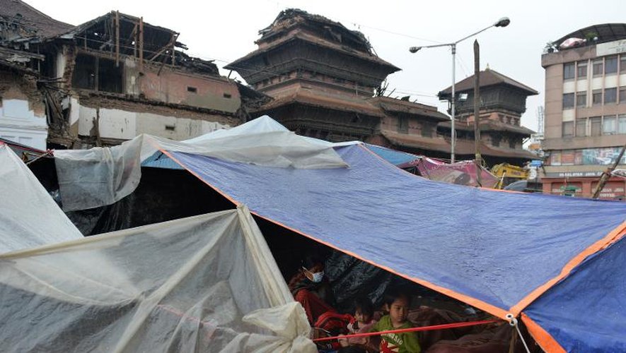 Des Népalais se réfugient dans un abri sur la place Durbar à Katmandou le 30 avril 2015