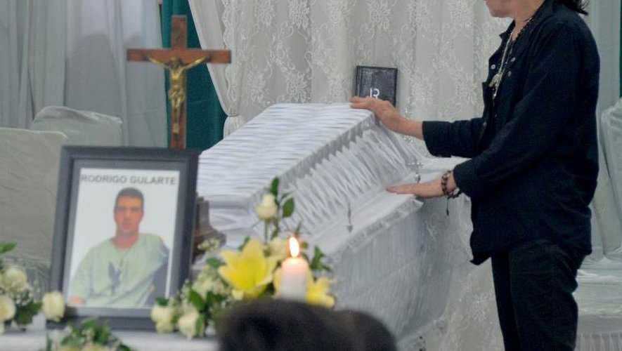 Angelita Muxfeldt, cousine du Brésilien Rodrigo Gularte exécuté par la justice indonésienne, se recueille devant son cercueil à la morgue de Jakarta le 29 avril 2015