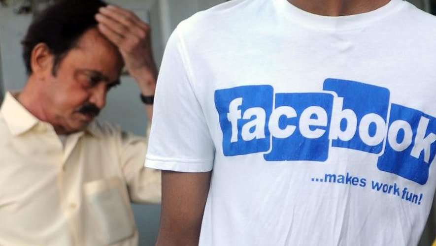 Un jeune indien porte un t-shirt affichant le logo Facebook, à Bombay le 14 mai 2012