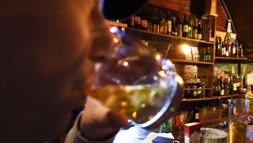 Un Algérien boit un verre d'alcool dans un bar d'Alger le 28 avril 2015