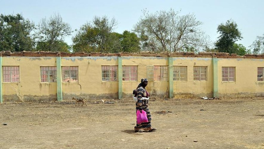 Une mère passe devant l'école de Chibok où les lycéennes ont été enlevées par Boko Haram le 14 avril 2015