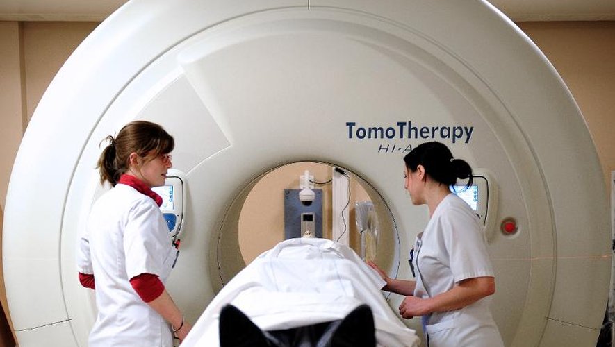 Un patient s'apprête à recevoir un traitement par tomothérapie le 6 février 2013 dans un centre spécialisé  de Lille
