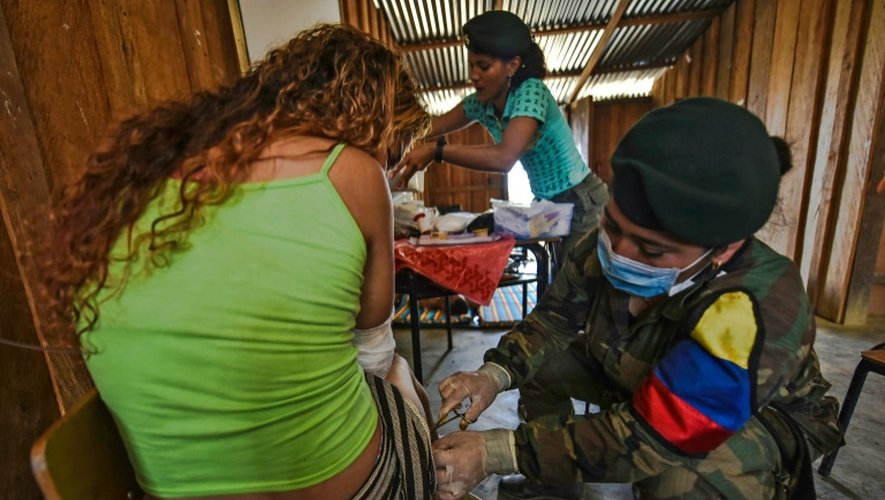 Sofia, combattante des Farc, se fait soigner dans le camp de la rébellion de la vallée de Magdalena Medio, en Colombie, le 18 février 2016