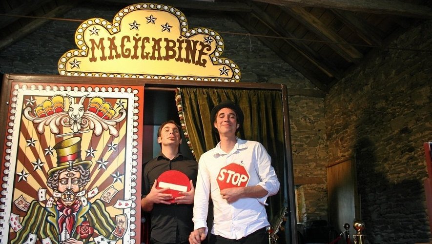 Les bonimenteurs magiciens, Baptiste Arnaud et Simon Tapin devant leur future célèbre attraction.
