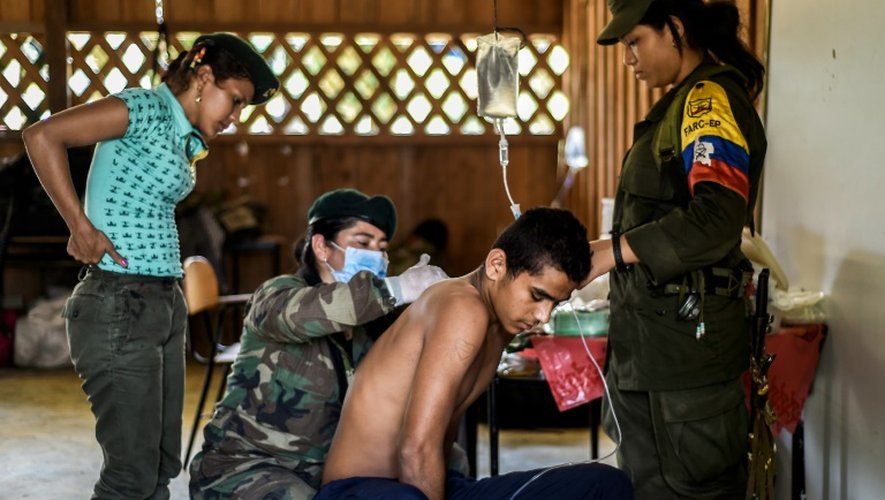 Un combattant se fait soigner dans le camp de la rébellion de la vallée de Magdalena Medio, en Colombie, le 18 février 2016