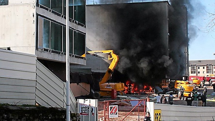 Le 22 février 2013, l'incendie s'était déclaré sous le porte-à-faux de l'un des bâtiments.