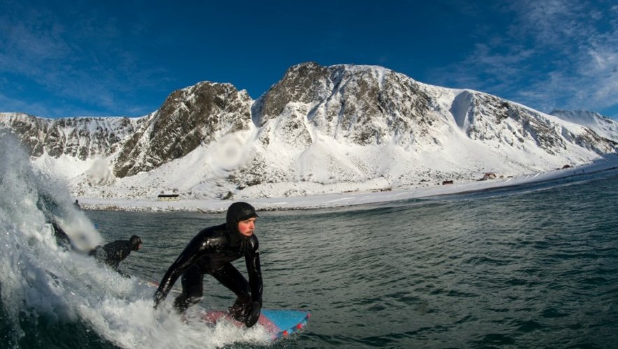 Un surfeur, à Unstad dans les îles norvégiennes Lofoten, le 9 mars 2016
