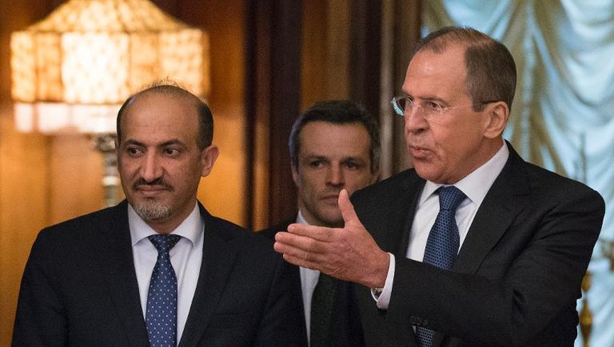 Le leader de l'opposition syrienne Ahmad Jarba (G) et le ministre des affaires étrangères russe Sergei Lavrov (D) à Moscou le 4 février 2014
