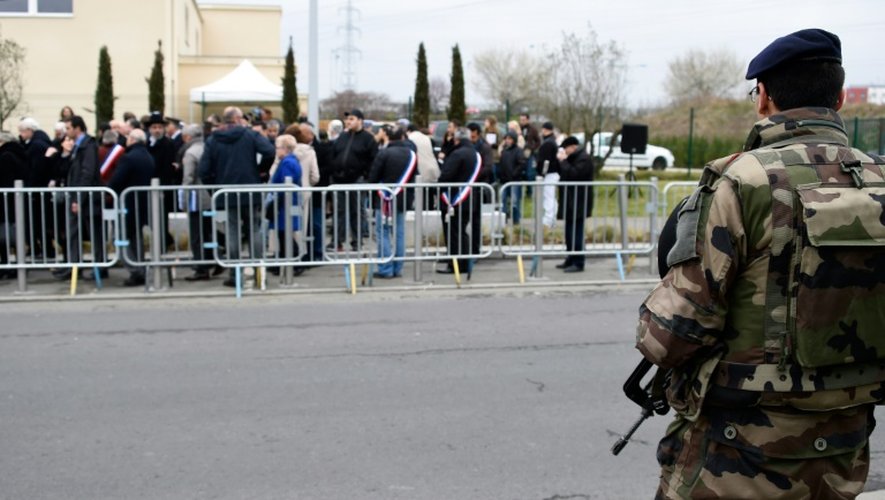 Un soldat monte la garde lors d'une commémoration en mémoire des victimes du jihadiste Mohamed Merah, à Sarcelles, le 19 mars 2015