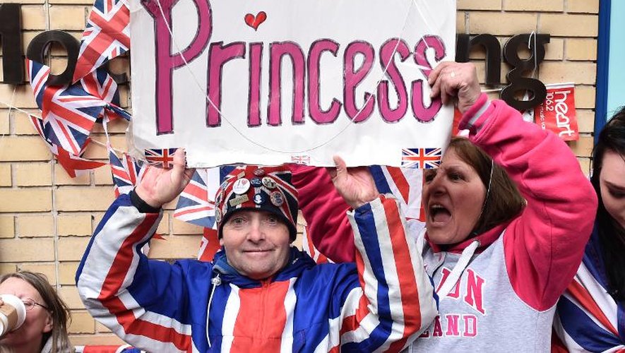 Le public célèbre l'annonce de la fille de Kate et William à Londres, devant la maternité, le 2 mai 2015