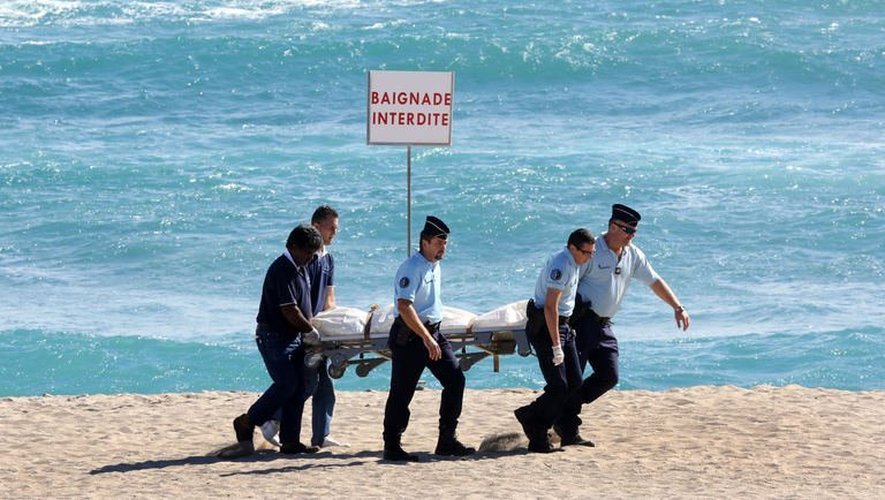 Des gendarmes transportent le corps du Français tué par un requin, à la Réunion le 8 mai 2013