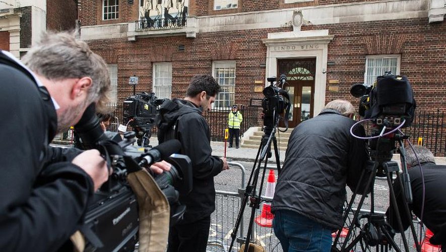 Les médias du monde entier se pressent devant l'aile Lindo de l'hôpital St Mary à Londres, le 2 mai 2015, à l'annonce de l'admission à la maternité de la duchesse de Cambridge