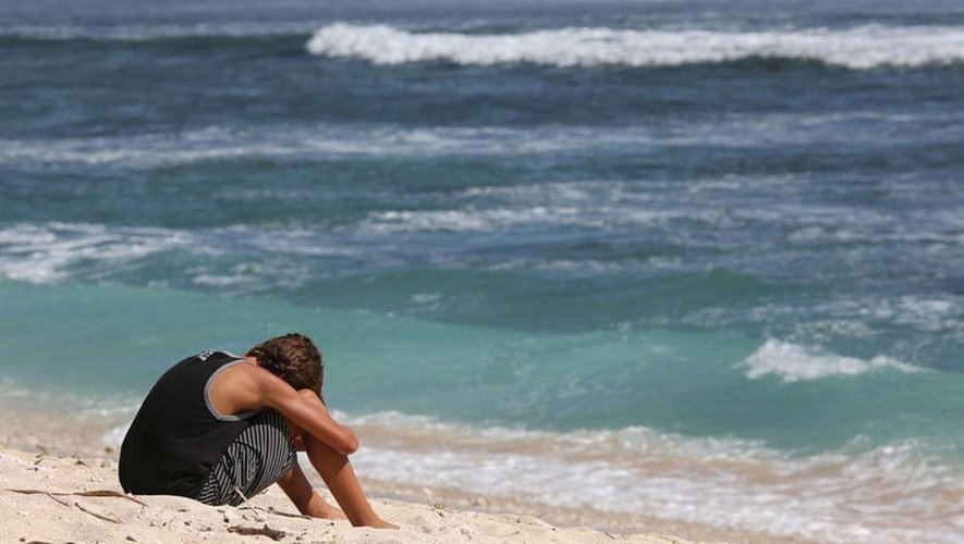 Un jeune homme sur la plage des Brisants de Saint-Gilles, à la Réunion, où un Français est mort, le 8 mai 2013