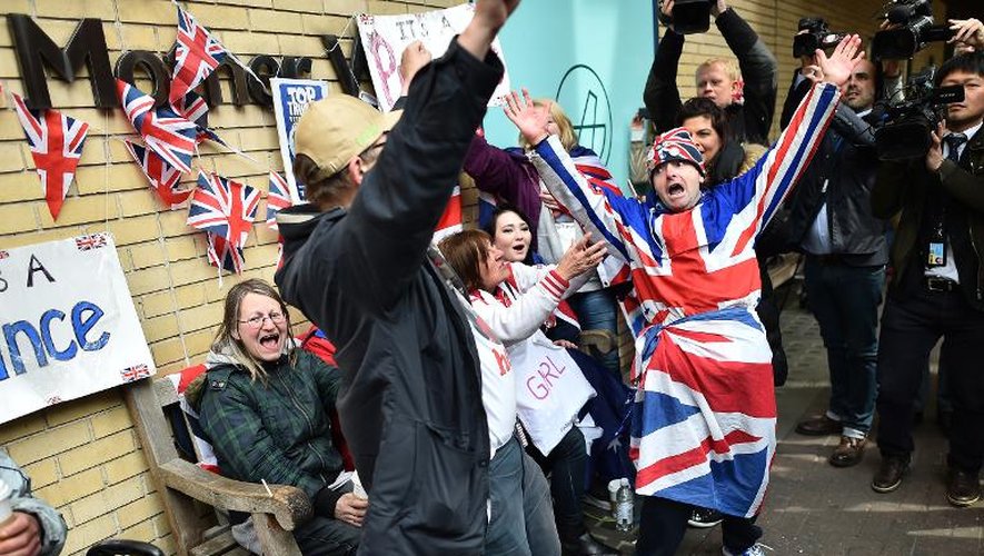 Les fans se réjouissent devant la maternité de l'hôpital St Mary à l'annonce de la naissance de la fille de la duchesse de Cambridge et du Prince William, à Londres le 2 mai 2015