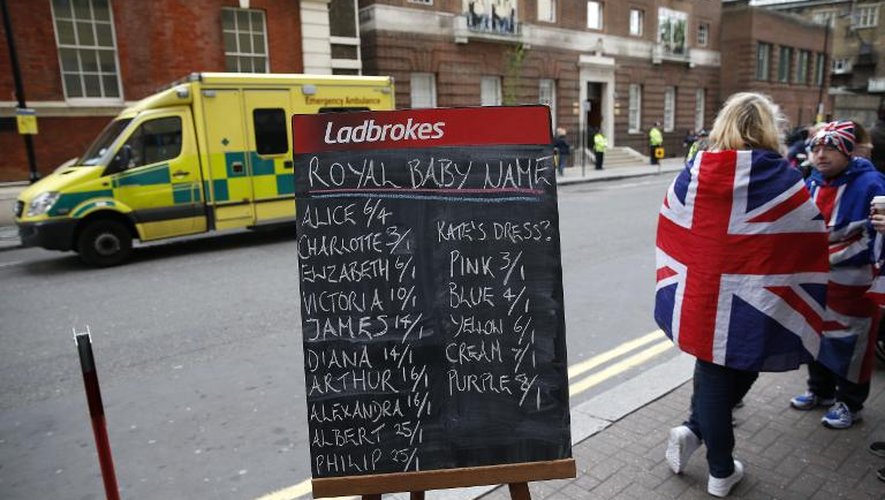 Un tableau affichant les paris sur les prénoms du bébé royal, devant l'aile Lindo de l'hôpital St Mary où Kate doit accoucher, le 2 mai 2015, à Londres