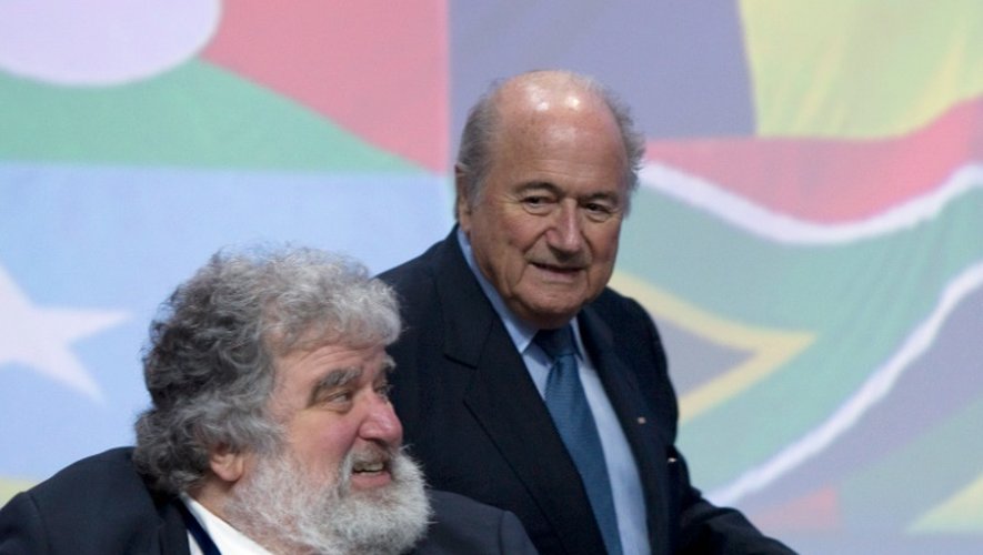 Chuck Blazer (g), alors secrétaire général de la Concacaf, et Sepp Blatter, président de la Fifa, lors du 61e congrès de l'instance internationale, le 1er juin 2011 à Zurich