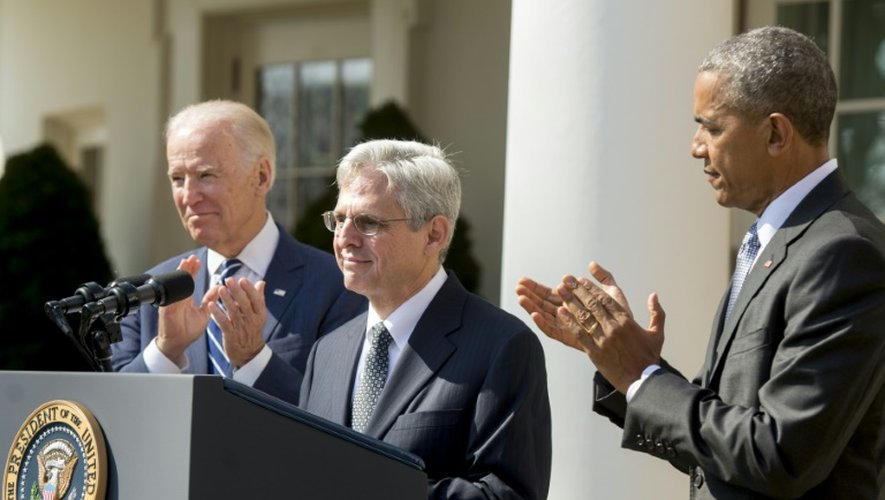 Le président Barack Obama et le vice président Joe Biden (g) entourent le nouveau juge nommé à la Cour suprême Merrick Garland, dans les jardins de la maison Blanche, le 16 mars 2016