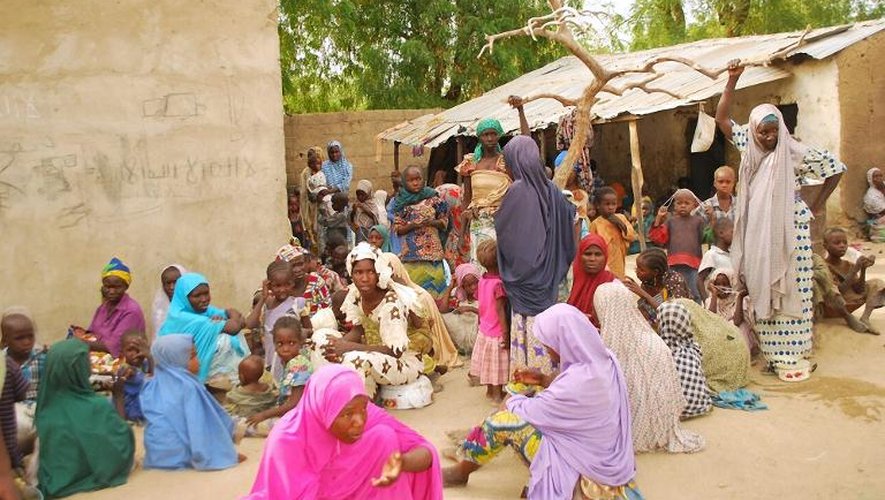 Photo fournie par l'armée nigériane le 30 avril 2015 dans un lieu non divulgué de l'Etat de Borno montrant des jeunes filles libérées lors d'une opération contre le groupe islamiste Boko Haram