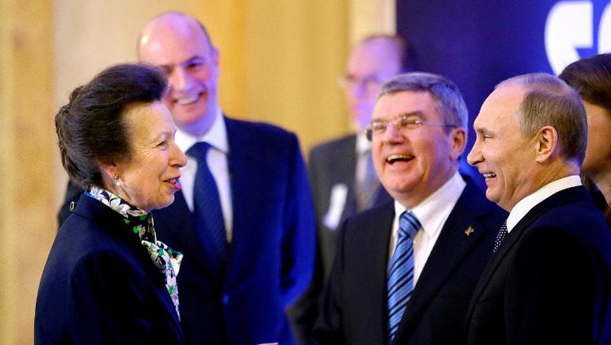 Le patron du CIO Thomas Bach (C) entourré par Vladmir Poutine (D) et la princesse Anne du Royaume-Uni lors de la cérémonie d'accueil des membres du Cio à Sotchi, le 4 février 2014