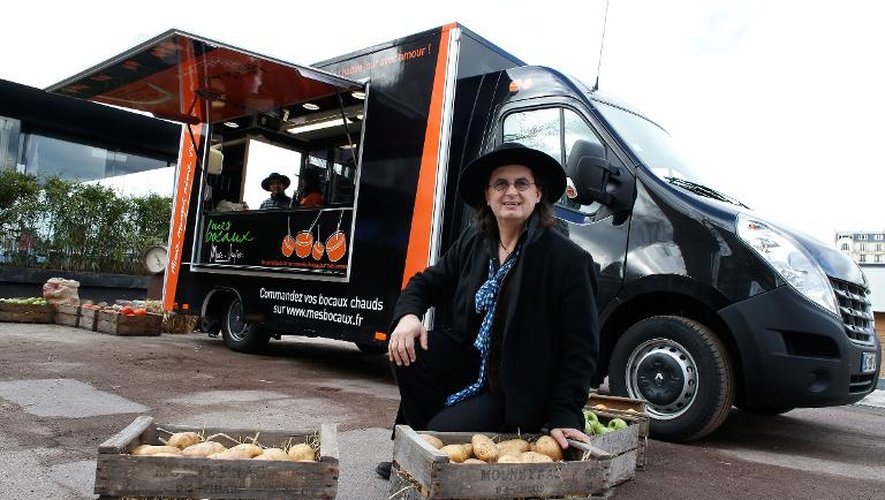 Le chef Marc Veyrat pose devant son "food truck", à Paris le 4 février 2014