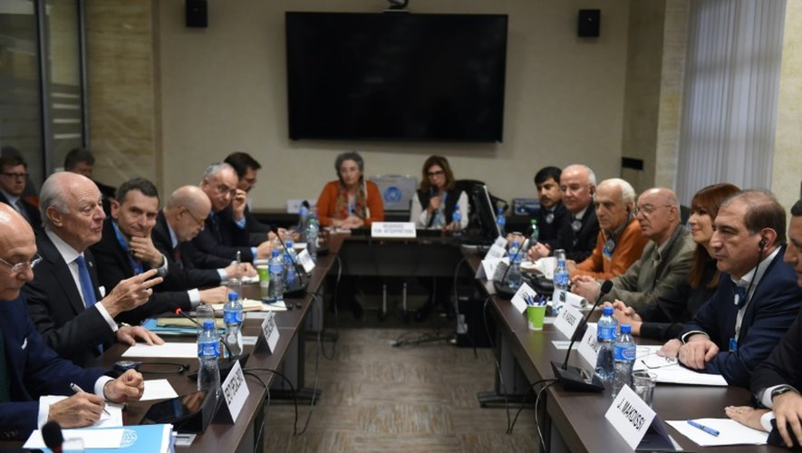 L'envoyé spécial de l'ONU pour la Syrie, Staffan de Mistura (G), s'adresse à l'ancien vice-Premier ministre syrien Qadri Jamil, avec à ses côtés des opposants syriens proches de Moscou, au siège de l'Onu à Genève, le 16 mars 2016